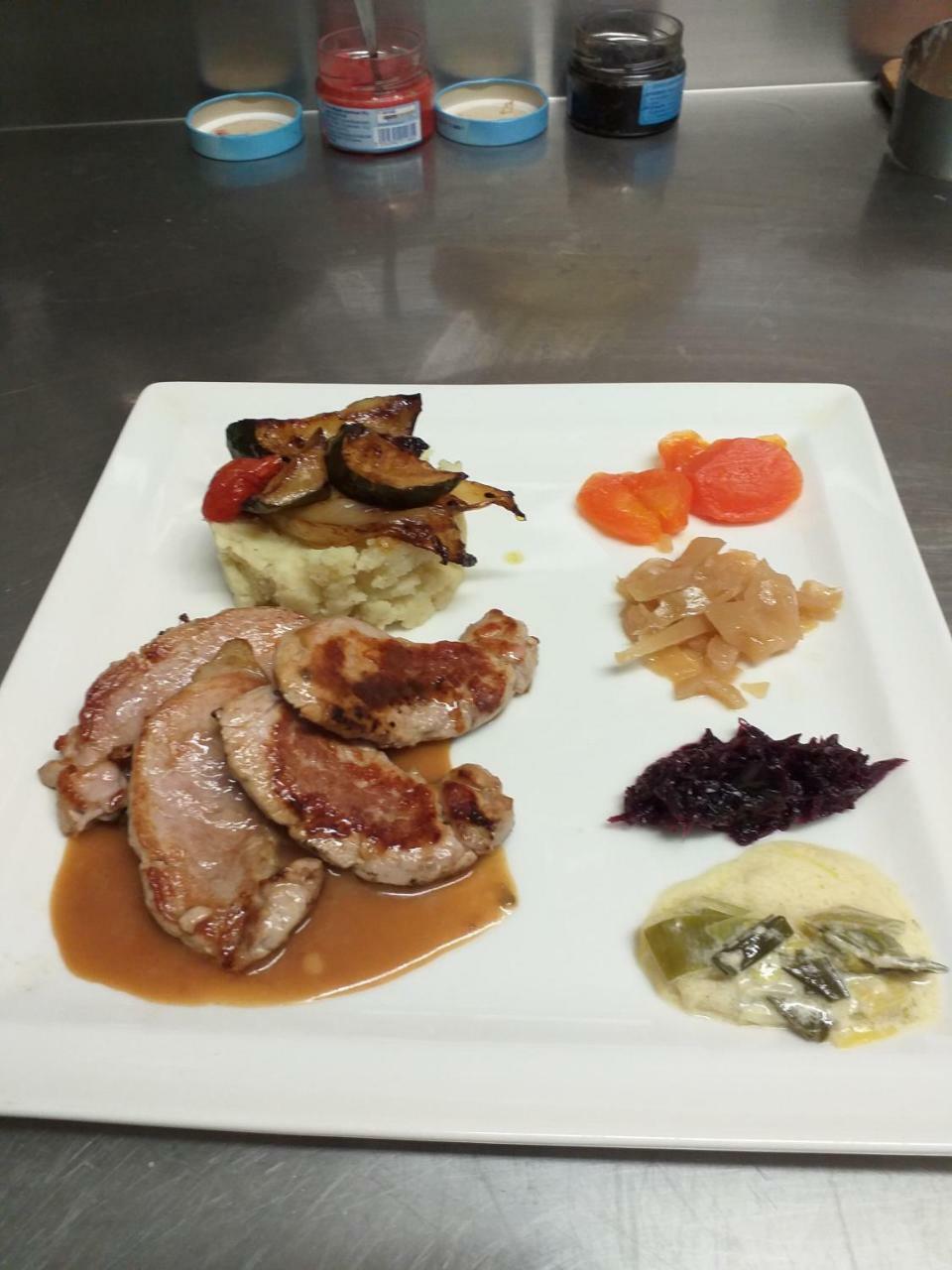 Logis Hotel Restaurant De La Dore Vertolaye Zewnętrze zdjęcie